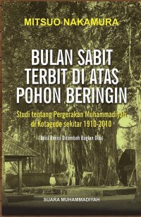 Bulan Sabit terbit di atas pohon beringin